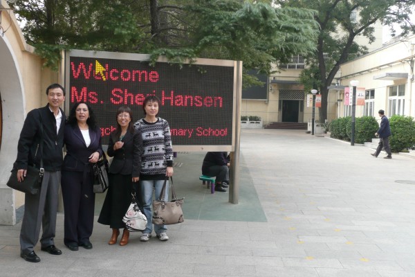 Beijing 2008 Xie Chunfeng and Sheri visiting school